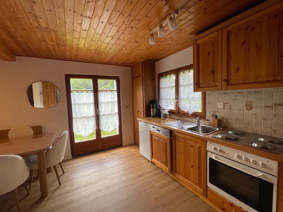 Coffee/tea facilities, oven, stove, kitchen
