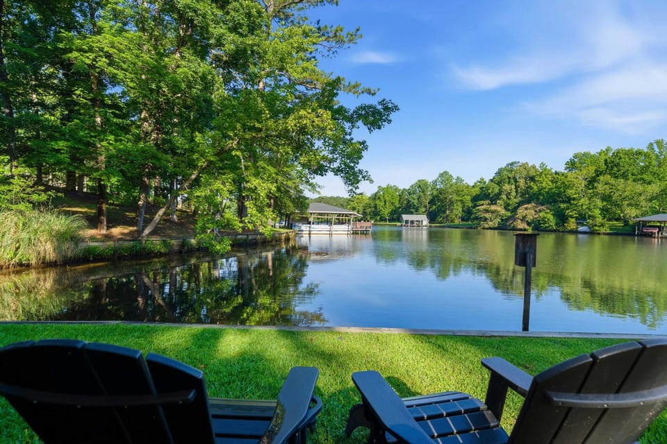 The Sinclair House Private Lake Retreat House in Lake Sinclair