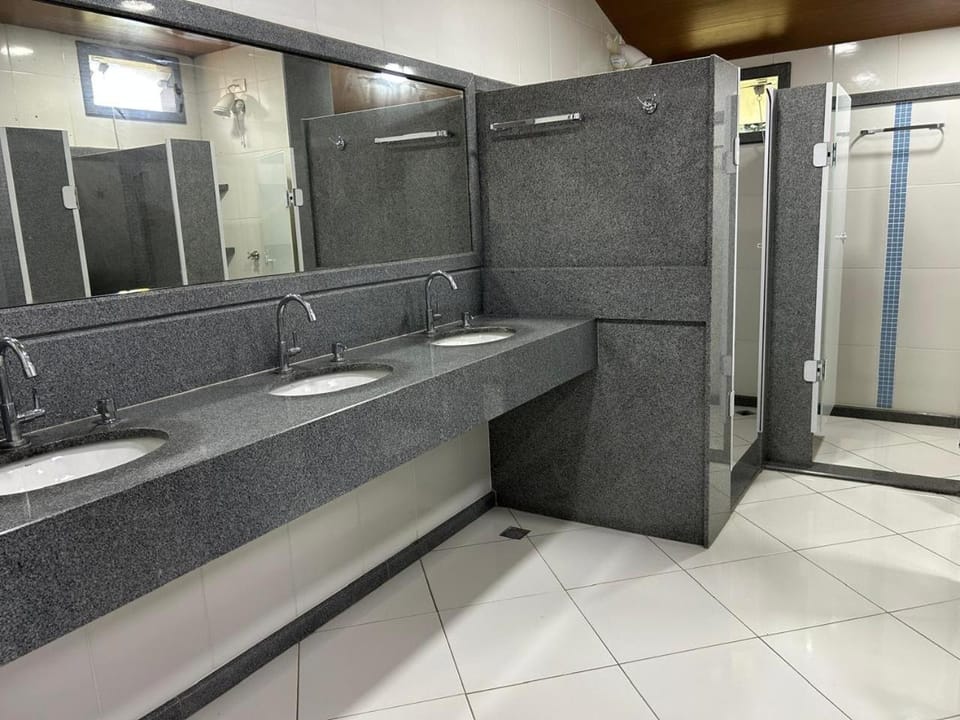 Alojamento de 10 a 20 Pessoas no Sítio Toca da Onça com Piscina, Saúna, Hidro Massagem, Sala de Jogos, Lago, Namoradeira e Jardim, Wi-fi Luxury tent in State of Espírito Santo, Brazil