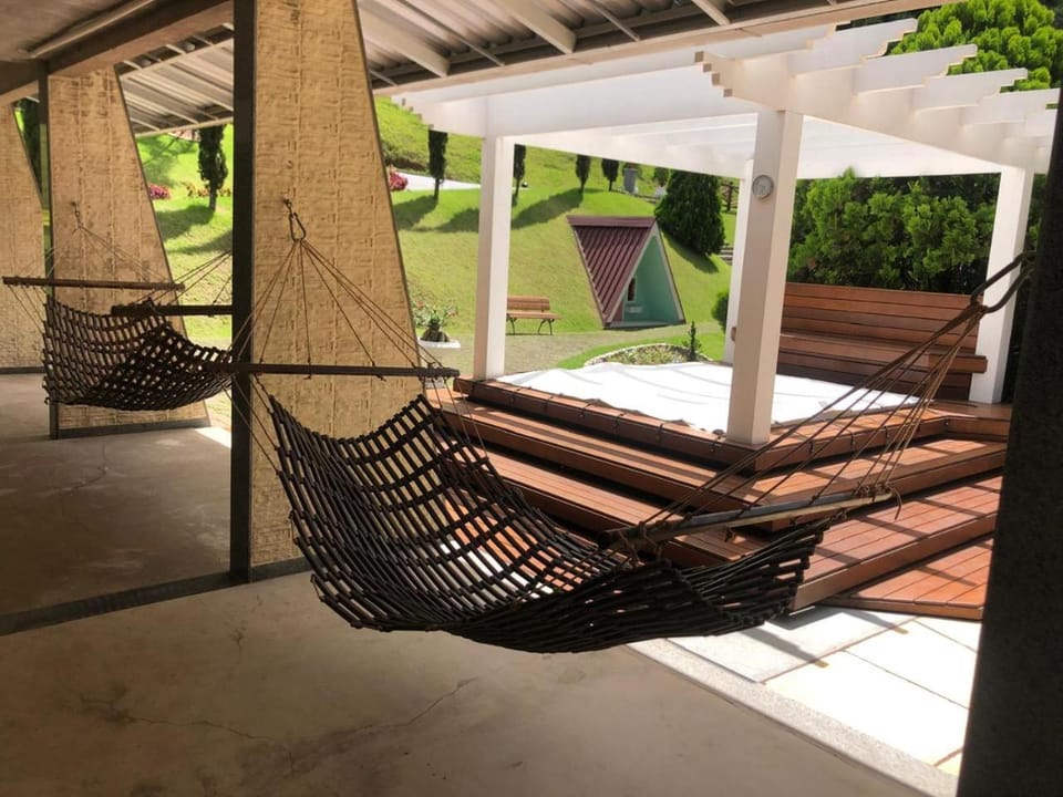 Alojamento de 10 a 20 Pessoas no Sítio Toca da Onça com Piscina, Saúna, Hidro Massagem, Sala de Jogos, Lago, Namoradeira e Jardim, Wi-fi Luxury tent in State of Espírito Santo, Brazil