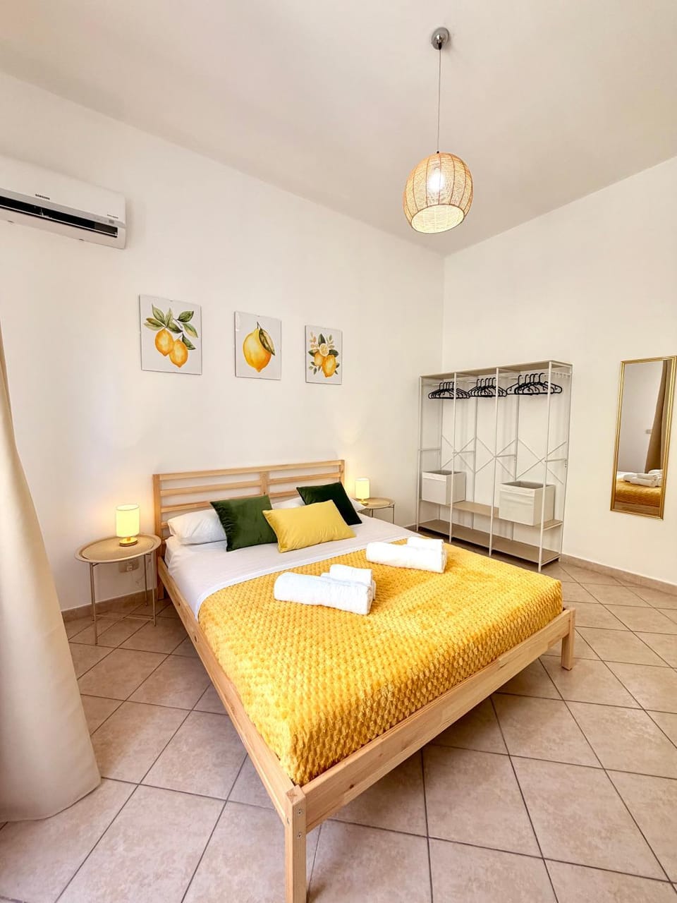 Bed, Photo of the whole room, towels