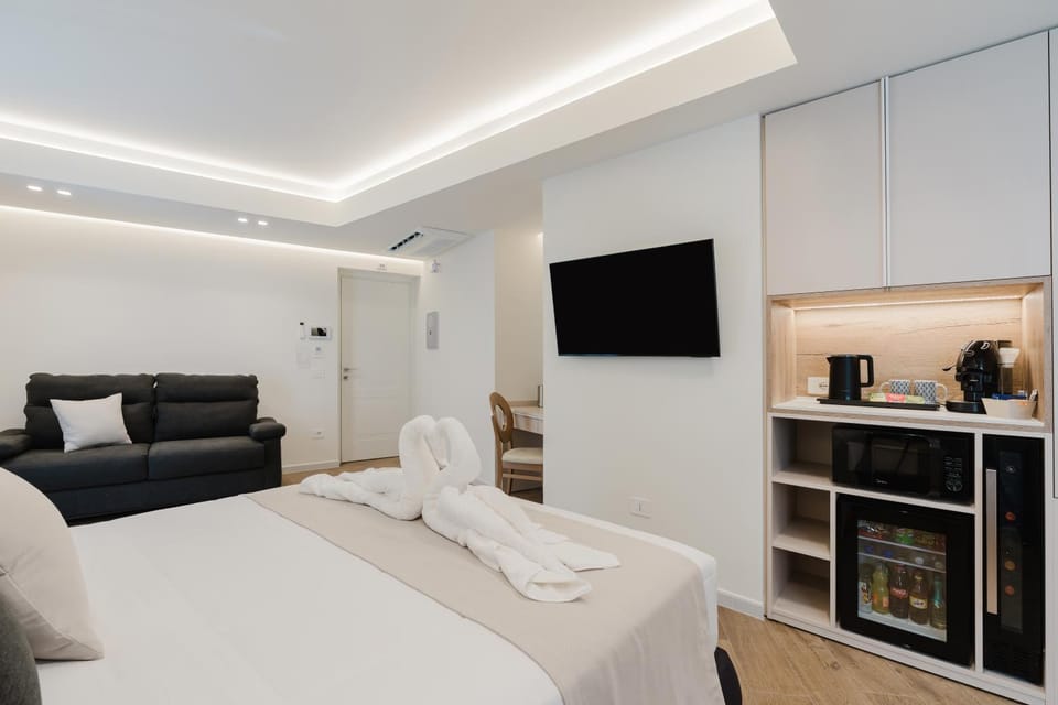 Bed, TV and multimedia, Photo of the whole room, heating, air conditioner
