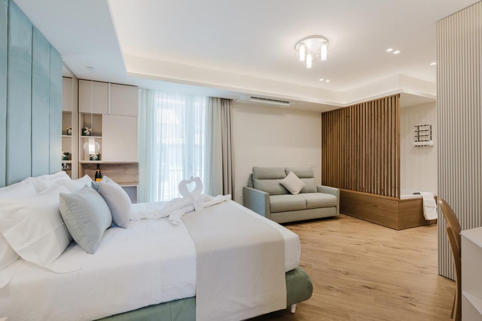 Bed, Hot Tub, Photo of the whole room, heating, air conditioner