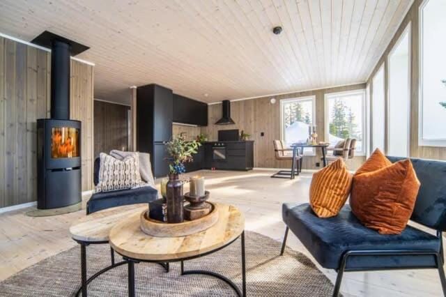 Ny hytte nära Bittermarka, vandring och cykling, hundar välkomna! House in Innlandet