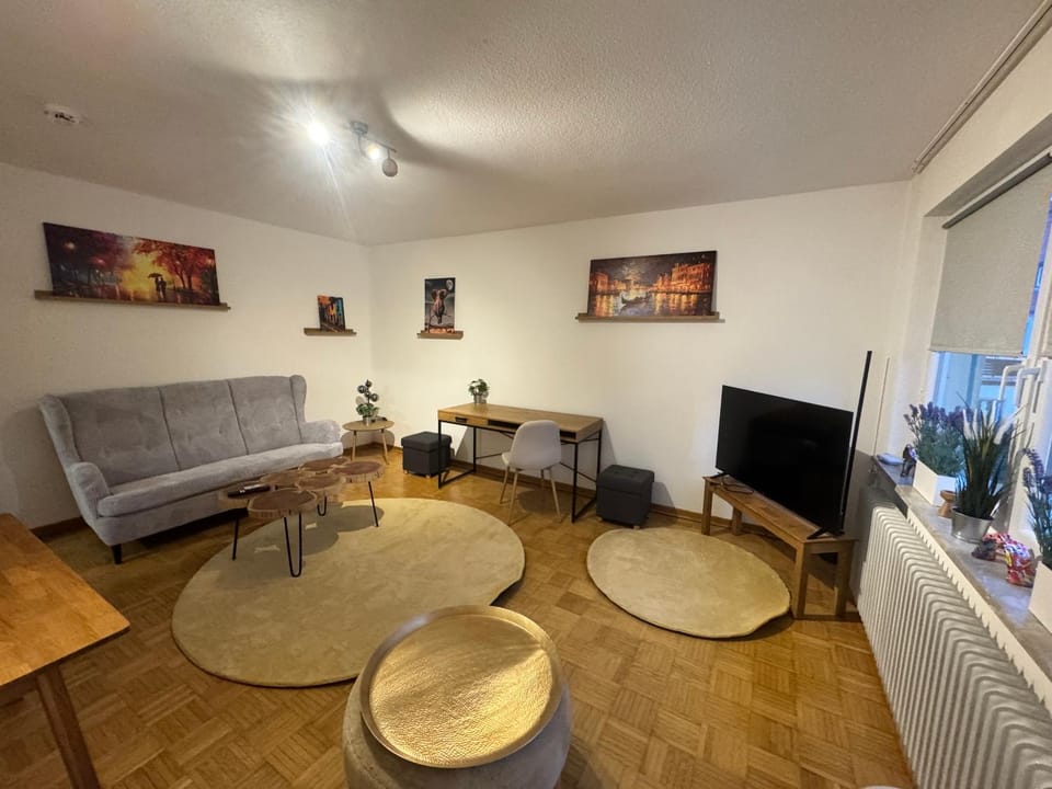 TV and multimedia, Living room, Seating area, Evening entertainment