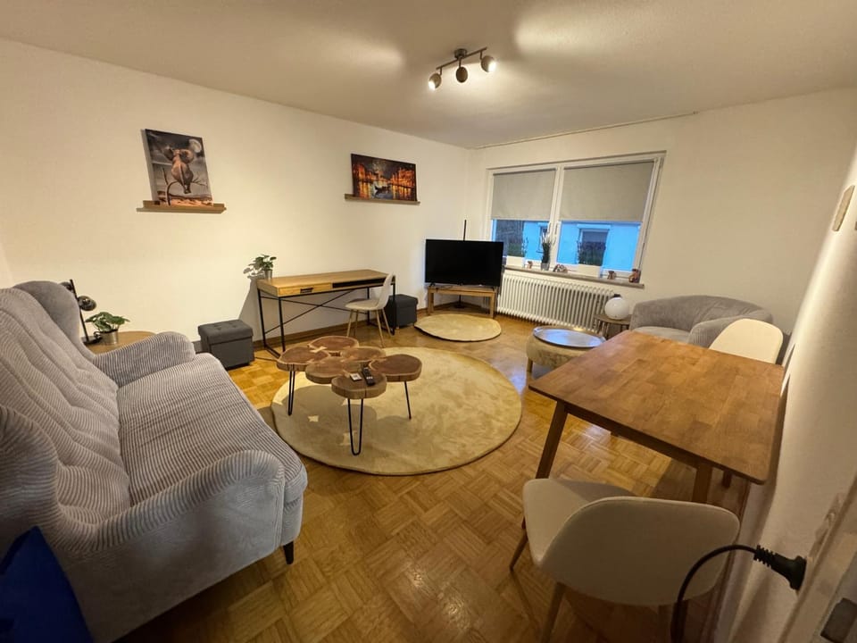 TV and multimedia, Living room, Seating area, Evening entertainment