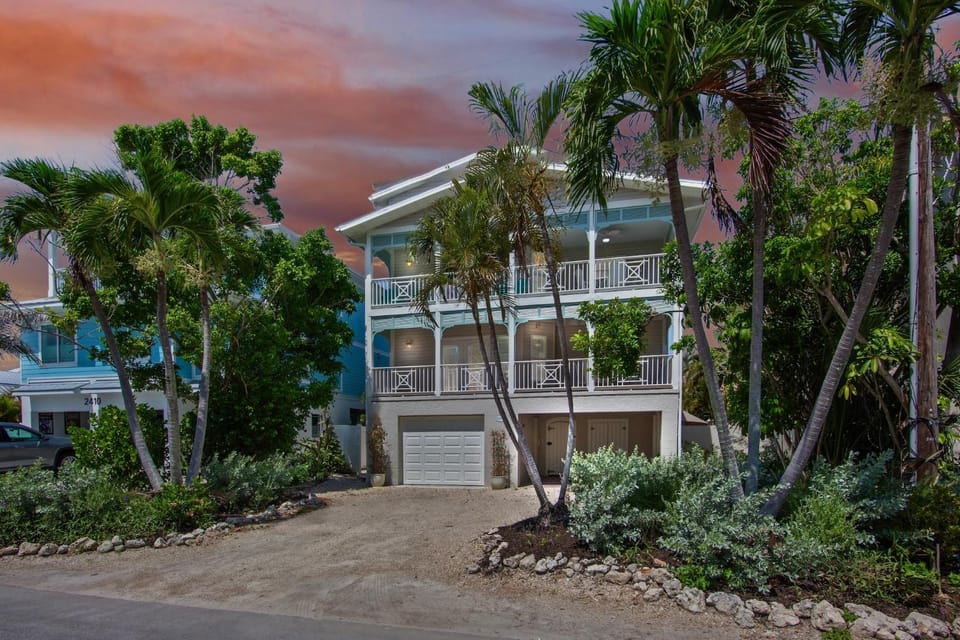 Property building, Facade/entrance, Day, Natural landscape, Garden, Balcony/Terrace, Sunset, Parking