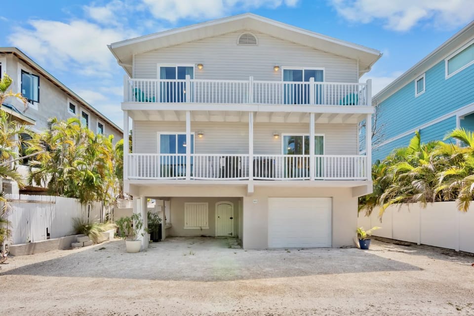 Property building, Facade/entrance, Day, Garden, Balcony/Terrace, Parking