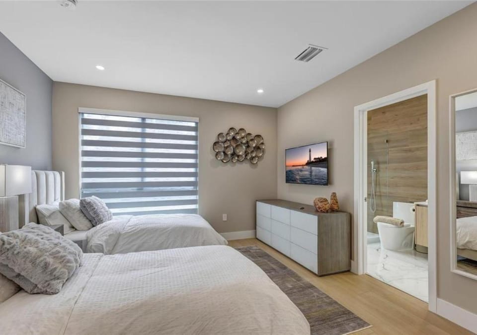 Bed, TV and multimedia, Bedroom