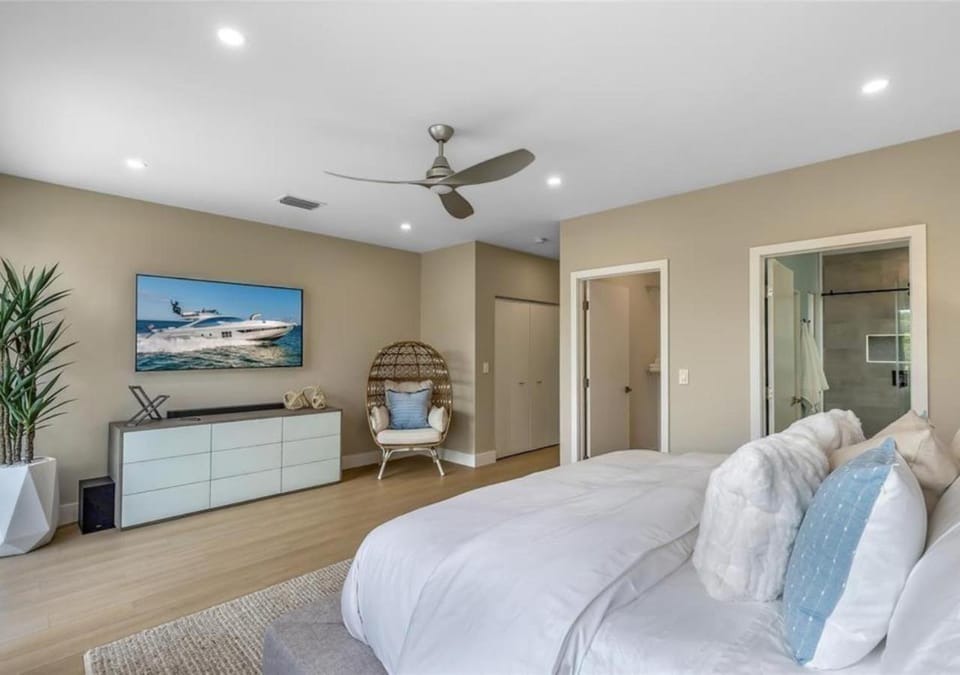 Bed, TV and multimedia, Bedroom, air conditioner