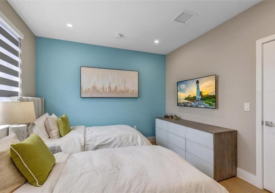 Bed, TV and multimedia, Bedroom