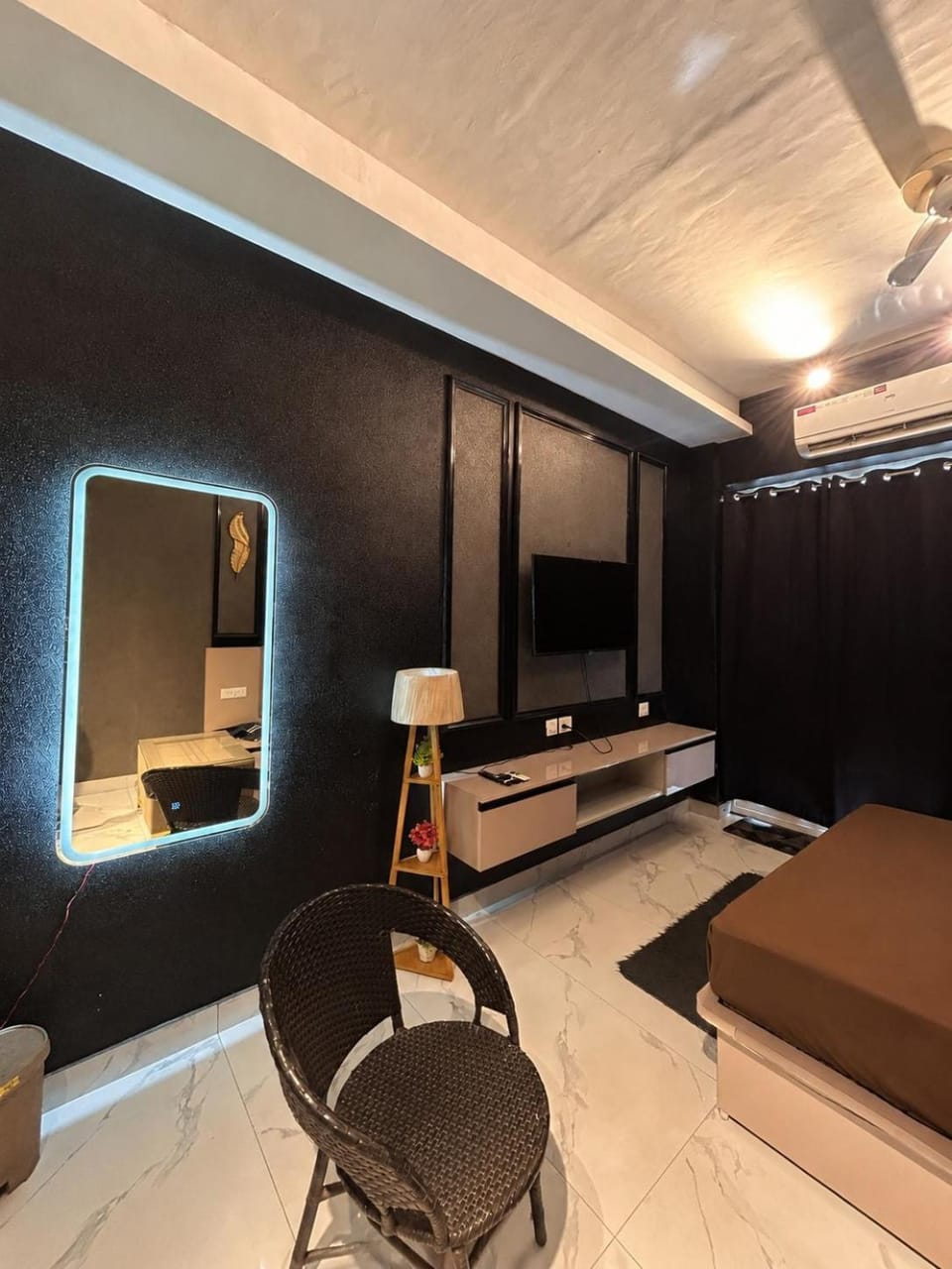 Moon escape studio Bed and Breakfast in Noida