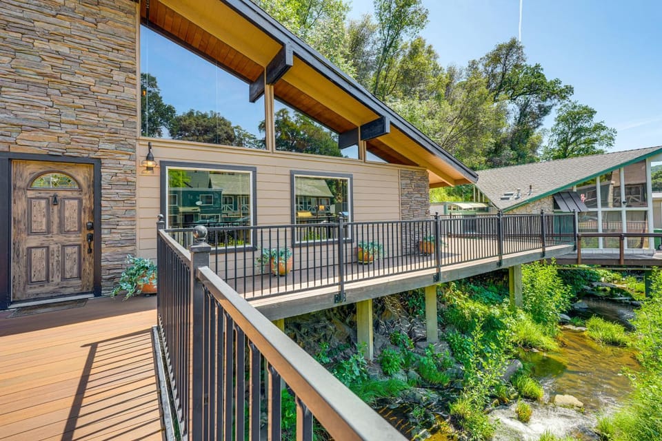 Walk to Dtwn Sonora! Rustic Creekfront Cabin Cabin in Sonora
