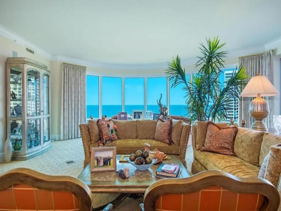 Beachfront Elegance Escape Apartment in Naples