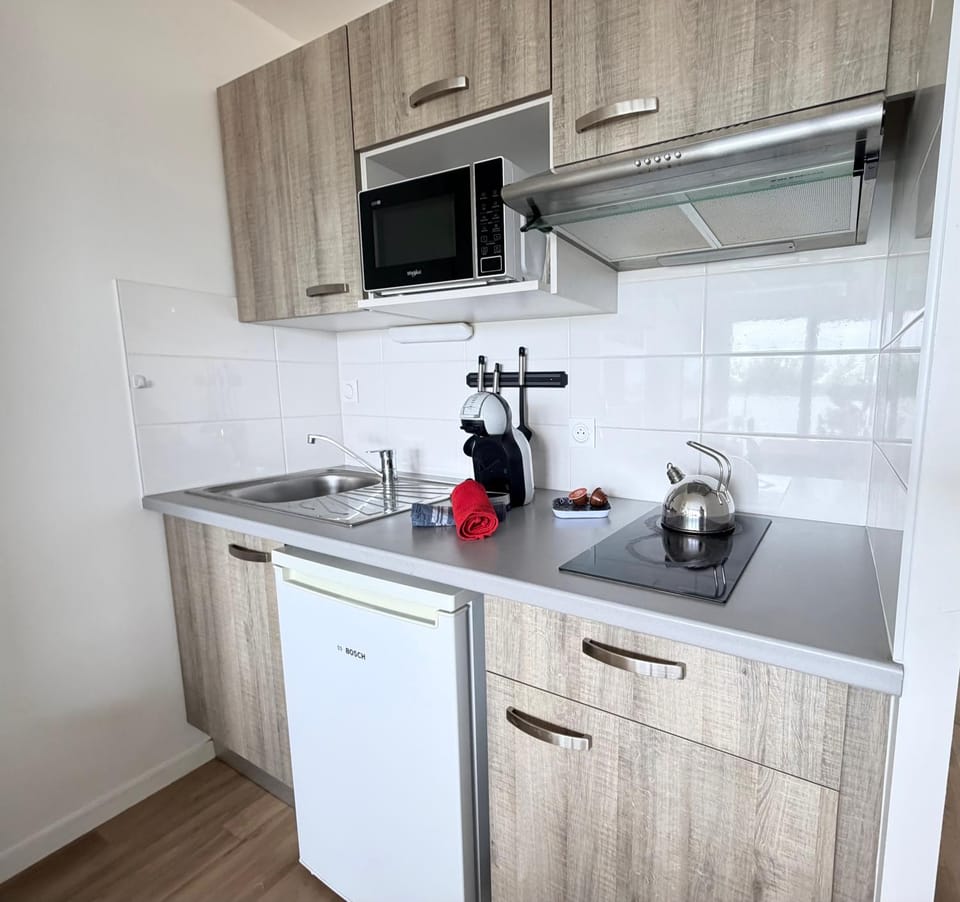 Coffee/tea facilities, stove, stove, kitchen, kitchen
