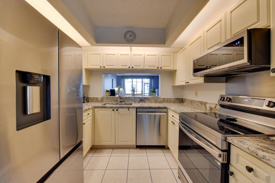 Resort Retreat w/ Pools! 6 Mi to Bradenton Beach House in Bradenton
