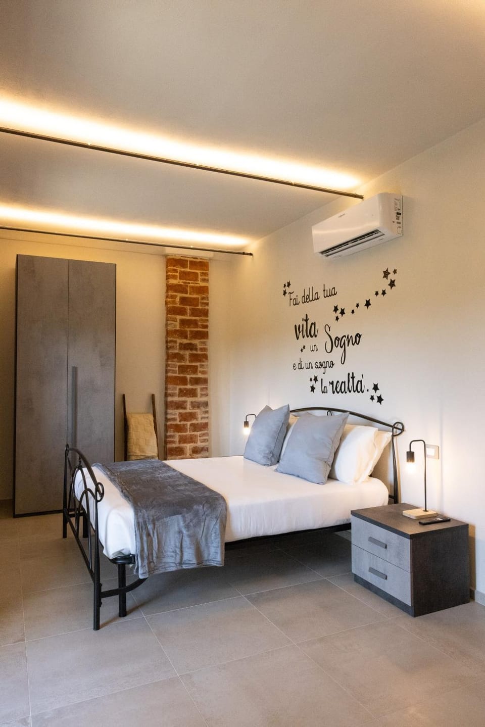 Photo of the whole room, Bedroom