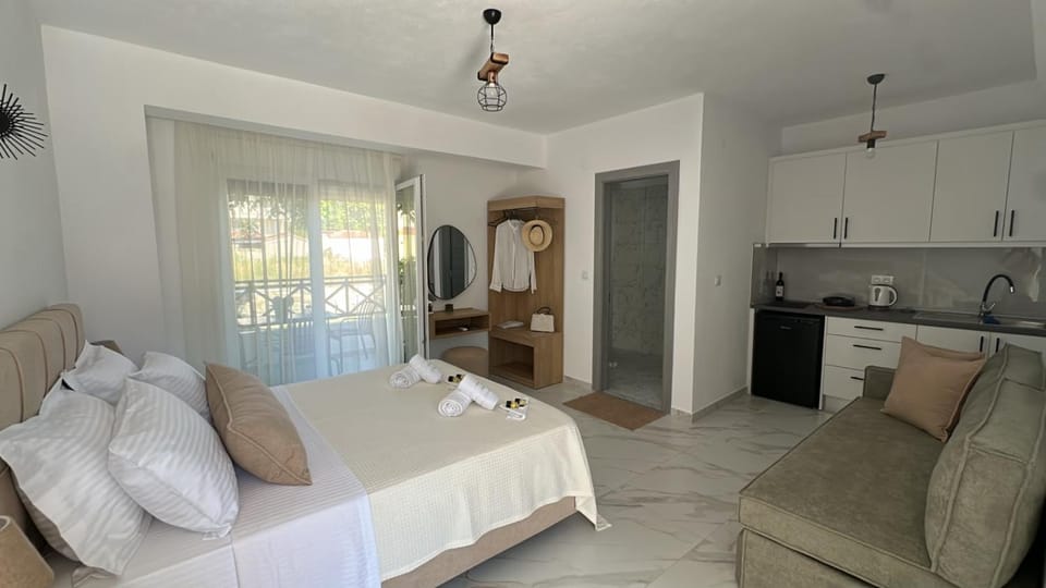 Bed, Kitchen or kitchenette, Photo of the whole room, Seating area