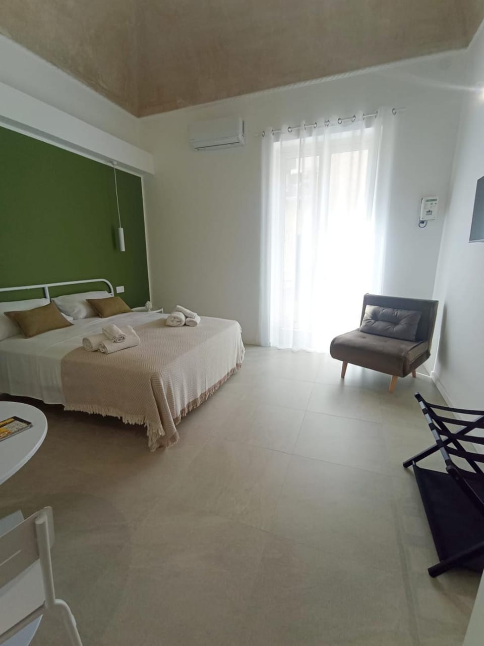 Bed, TV and multimedia, Photo of the whole room, Bedroom, air conditioner