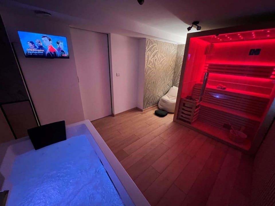 Hot Tub, Sauna