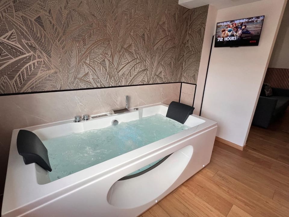 Hot Tub, Bathroom