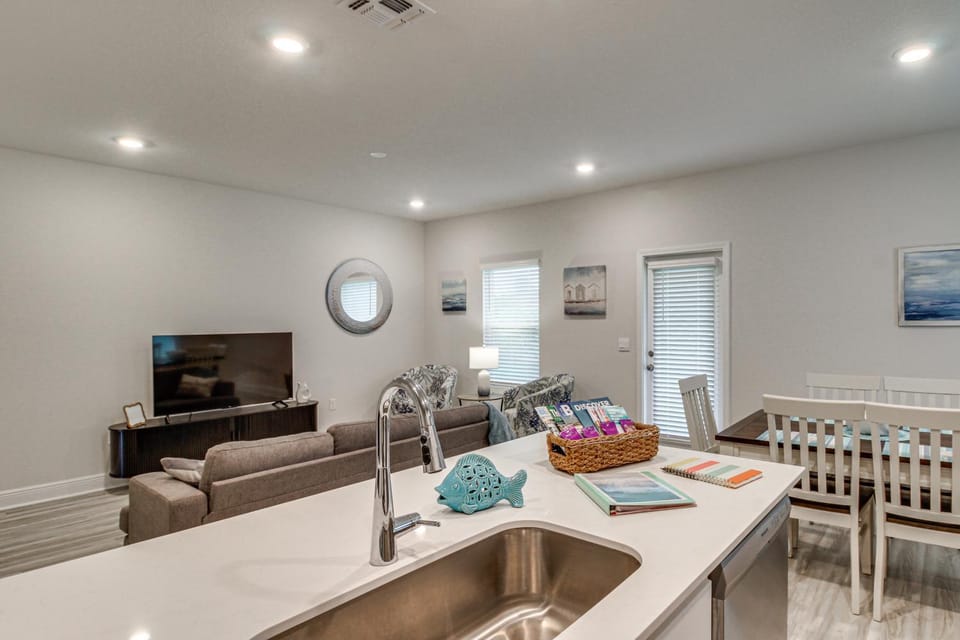 7 Mi to Navarre Beach! Modern & Serene Townhome House in Alabama