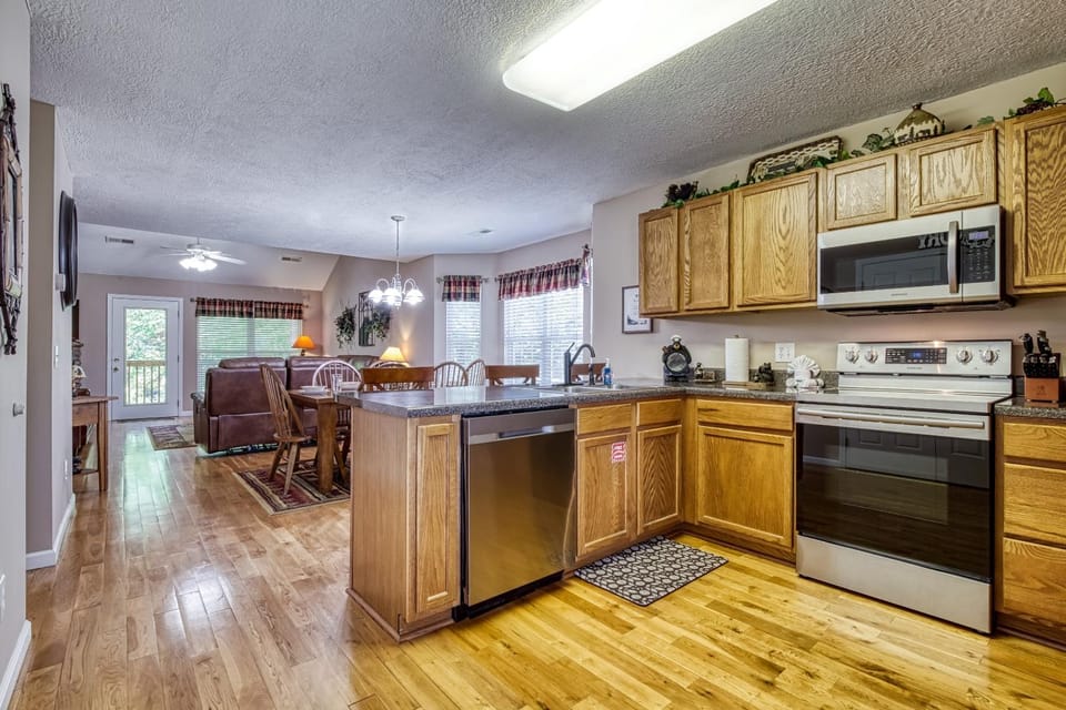 Coffee/tea facilities, Kitchen or kitchenette, Living room, Decorative detail, Decorative detail, Seating area, Dining area, Communal kitchen, Pets, Pets, dishwasher, microwave, oven, pet friendly, pet friendly, stove, stove, toaster, toaster, kitchen, kitchen