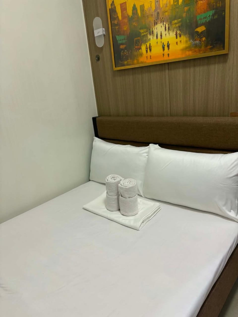 Photo of the whole room, Bedroom, towels
