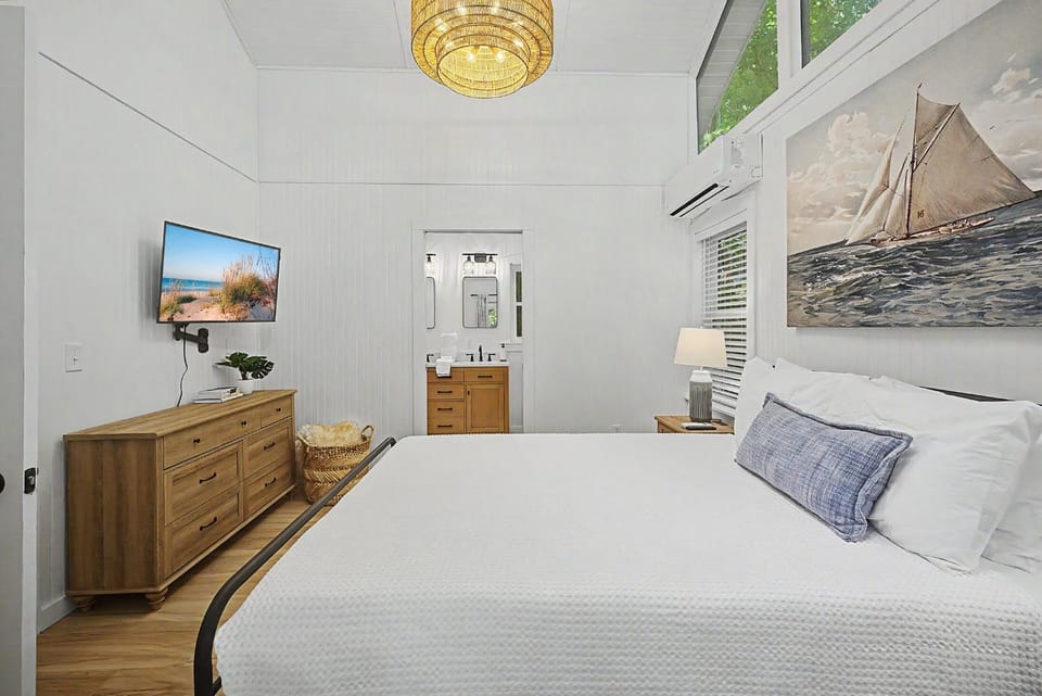Bed, TV and multimedia, Photo of the whole room, Bedroom