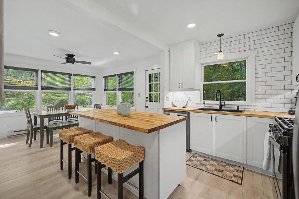 Kitchen or kitchenette, Dining area