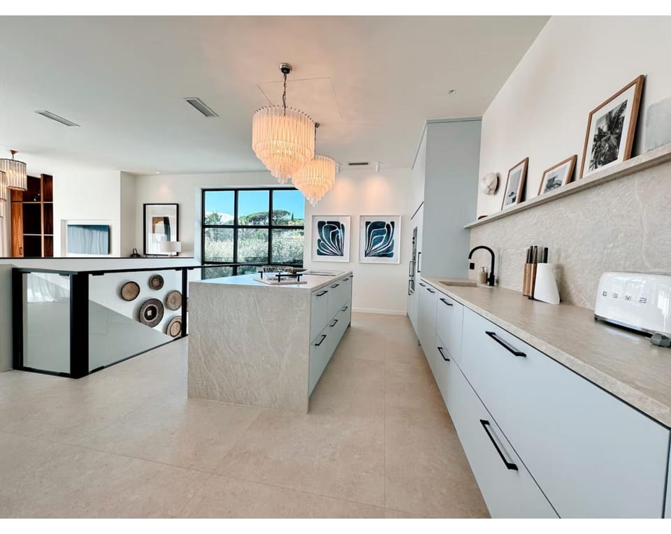 Kitchen or kitchenette, minibar