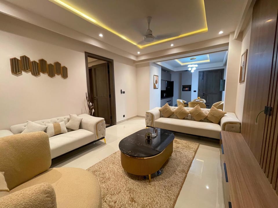 Bed, TV and multimedia, Living room, Photo of the whole room, Seating area, Bedroom