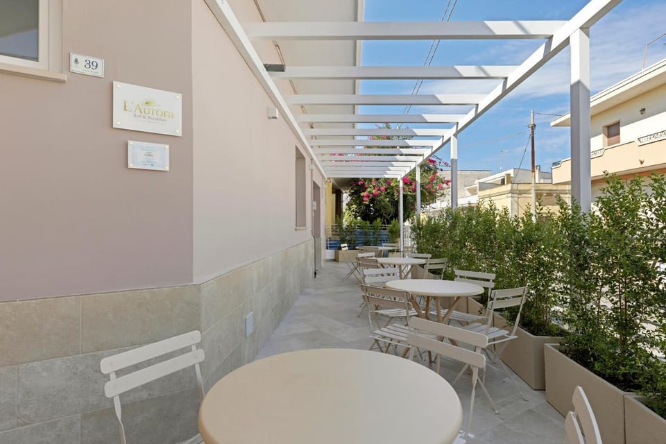 Property building, Balcony/Terrace, Living room