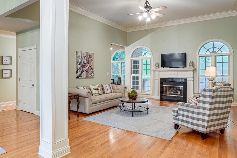 17 Private Acres! Modern Louisville Escape w/ Deck House in Jefferson County