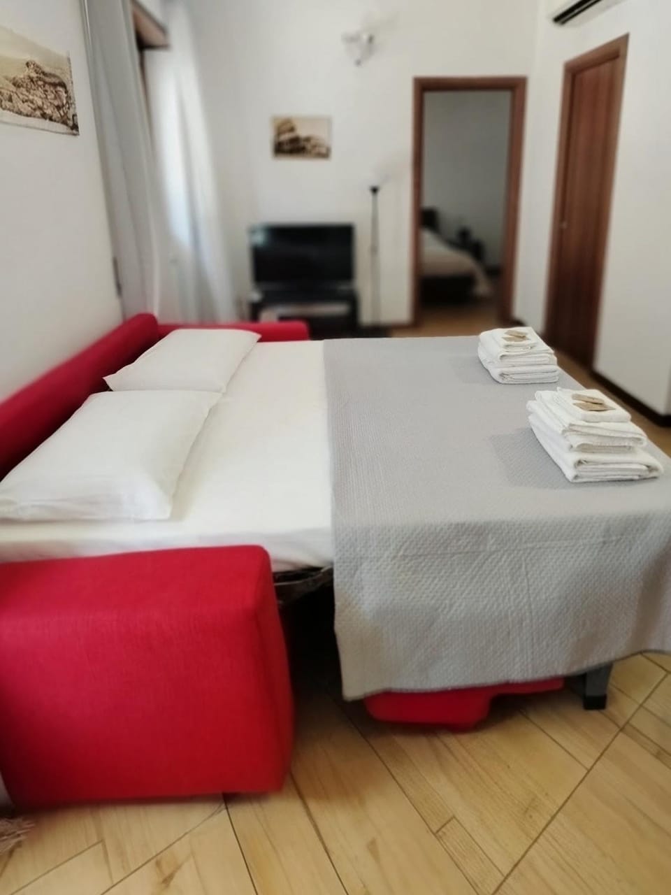 Bed, TV and multimedia, Living room, towels