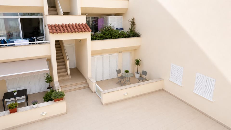 Facade/entrance, Balcony/Terrace