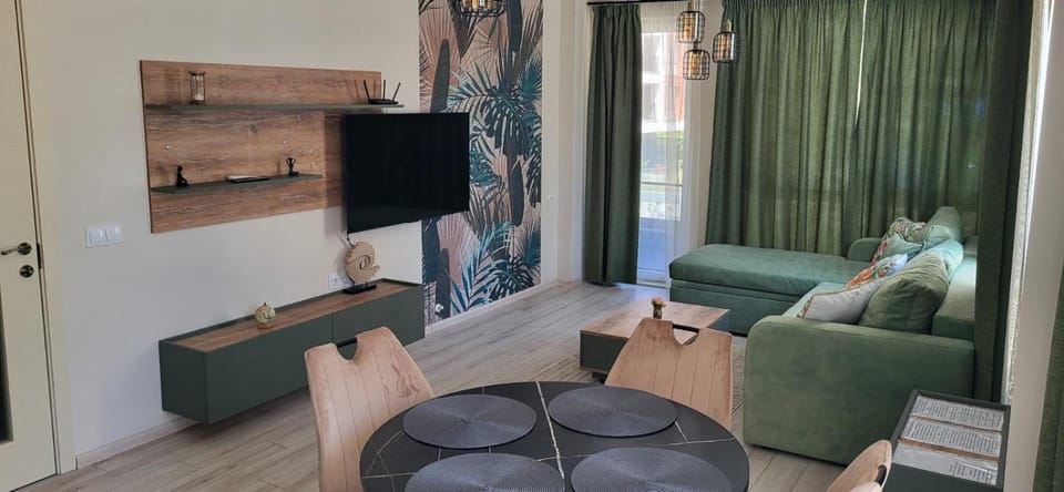 Communal lounge/ TV room, TV and multimedia, Living room, Seating area, Evening entertainment