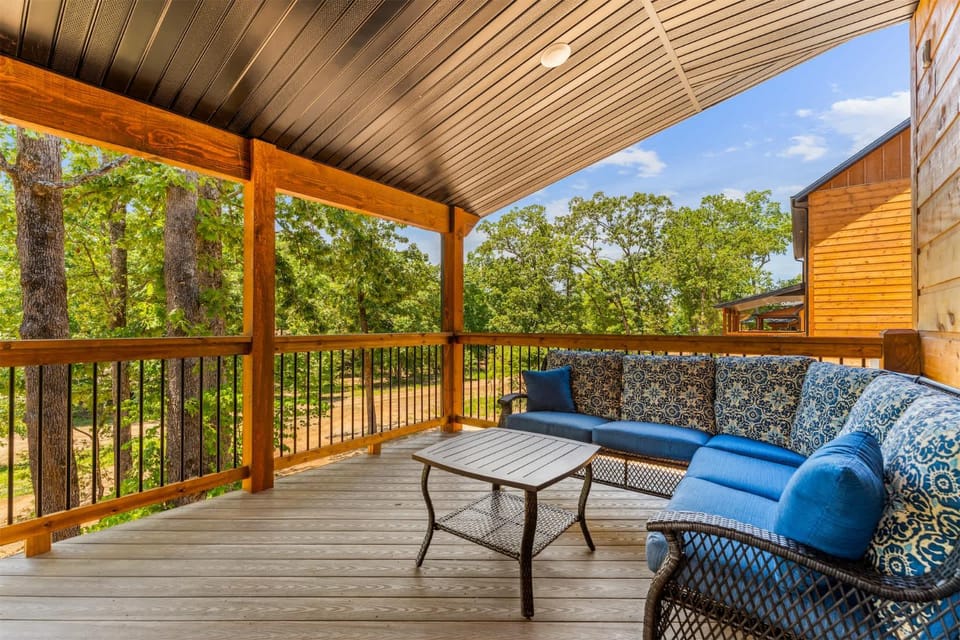 LakeSides Retreat with Amenities House in Ridgedale