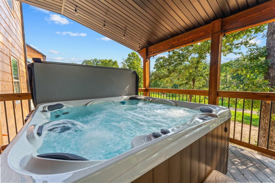 LakeSides Retreat with Amenities House in Ridgedale