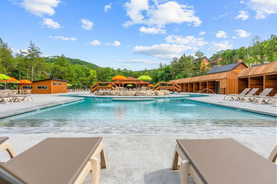LakeSides Retreat with Amenities House in Ridgedale