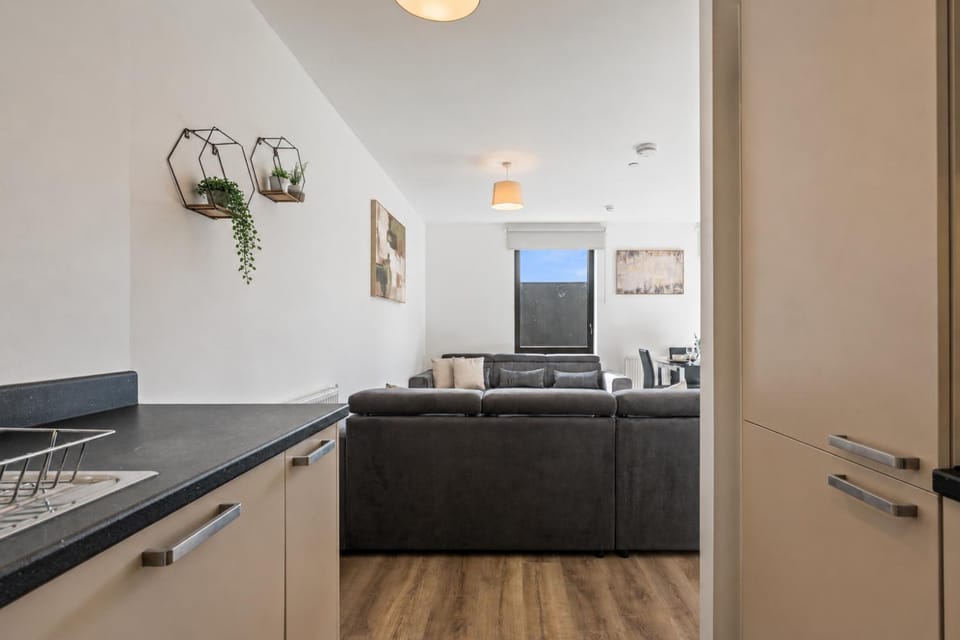 Warm & Cosy Wembley Retreat - Sleeps 6 - Balcony Apartment in Wembley