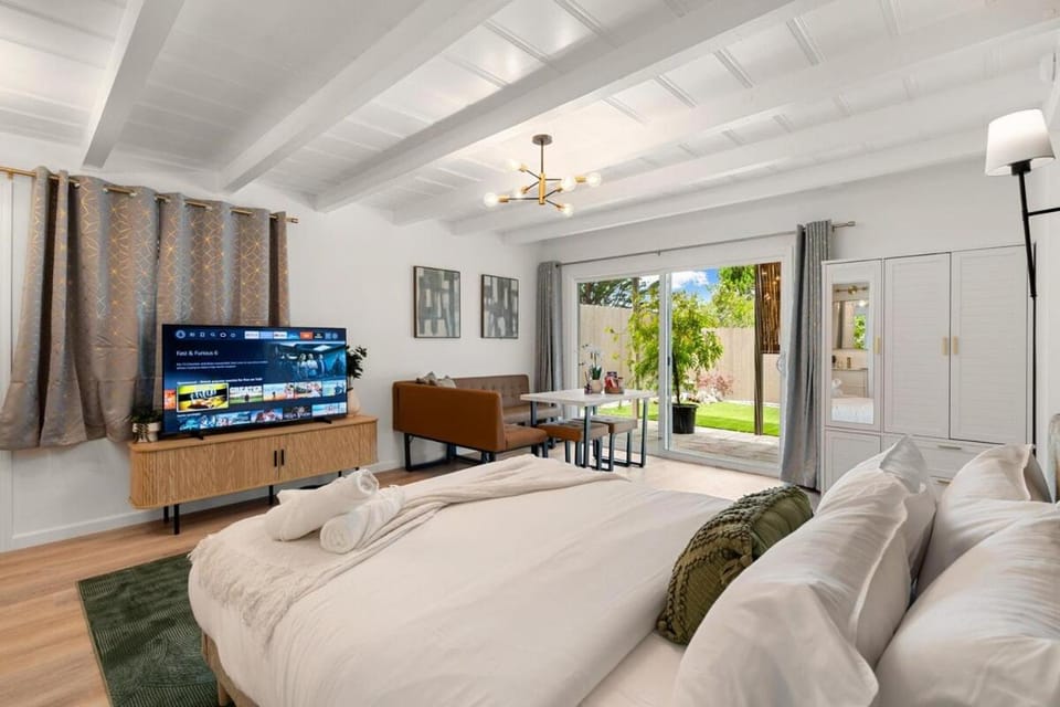 Bed, TV and multimedia, Bedroom