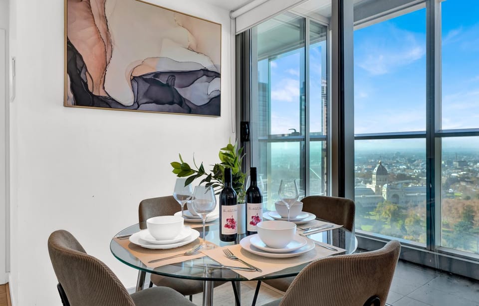 Incredible Views - Bright & Spacious CBD Escape - Free Tram Zone Apartment in Melbourne