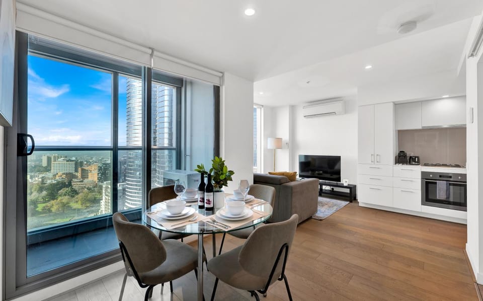 Incredible Views - Bright & Spacious CBD Escape - Free Tram Zone Apartment in Melbourne