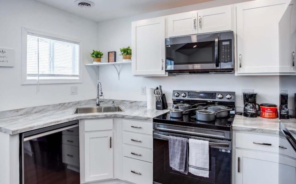 Tiny Home in Quiet Suburb near everything House in Rochester