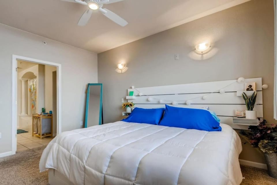 Capital Hill Condo w Balcony Parking Laundry House in Capitol Hill