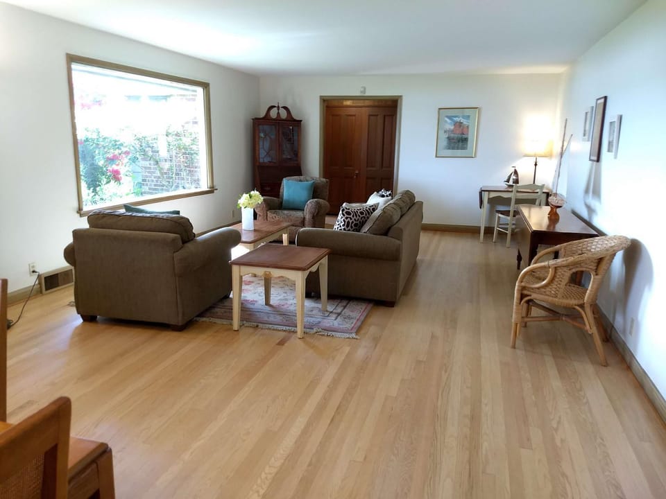 Bay View Horizon Waterfront Family Friendly House in Sequim