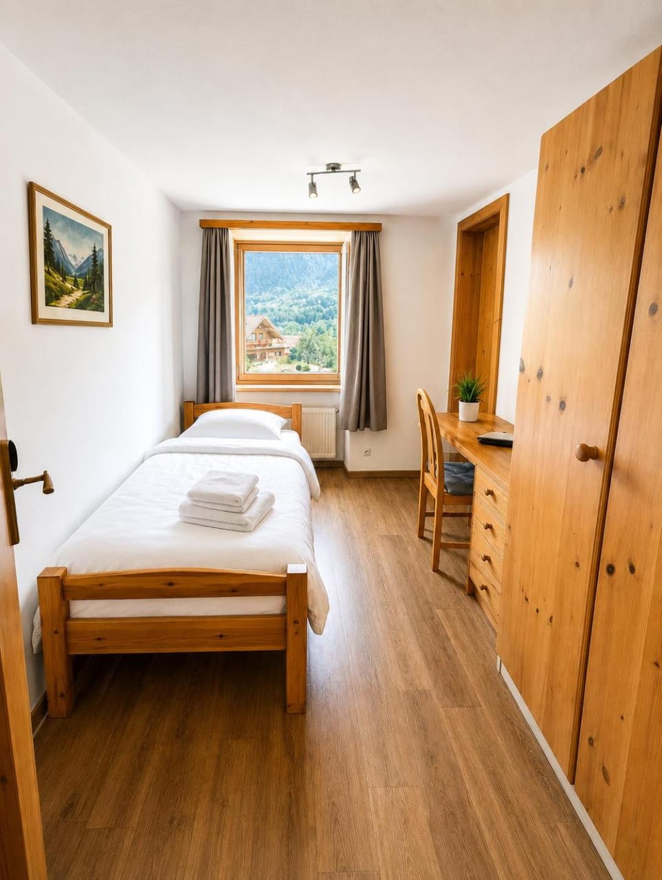 Bedroom, Mountain view