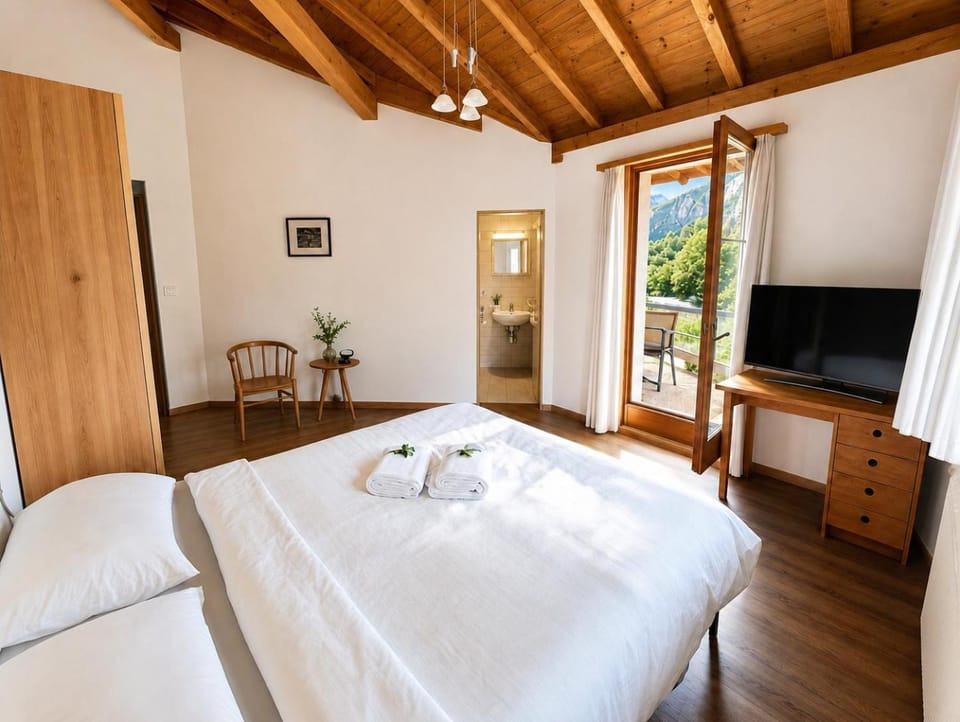 Balcony/Terrace, Bedroom, Mountain view