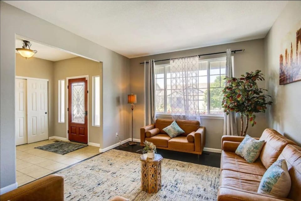 DIA Airport retreat I 20 mins to Downtown Denver House in Commerce City